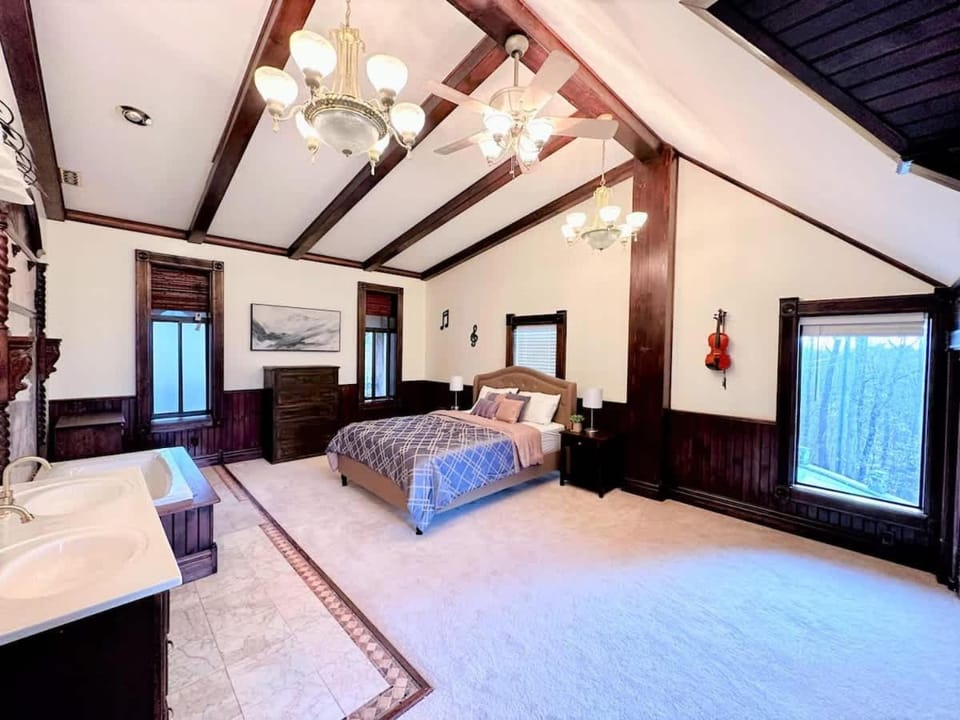 5 Bedroom Estate near Casino and downtown House in Bristol