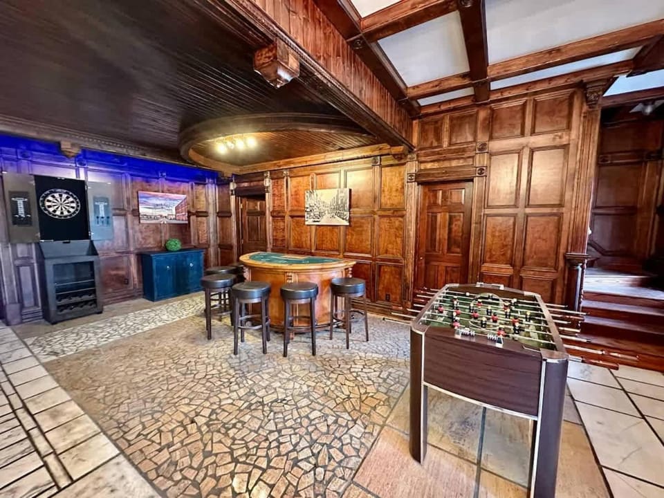5 Bedroom Estate near Casino and downtown House in Bristol