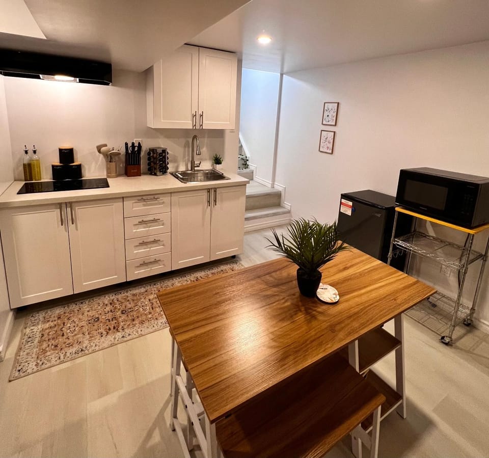 Coffee/tea facilities, Kitchen or kitchenette, Dining area, minibar, oven, stove, toaster