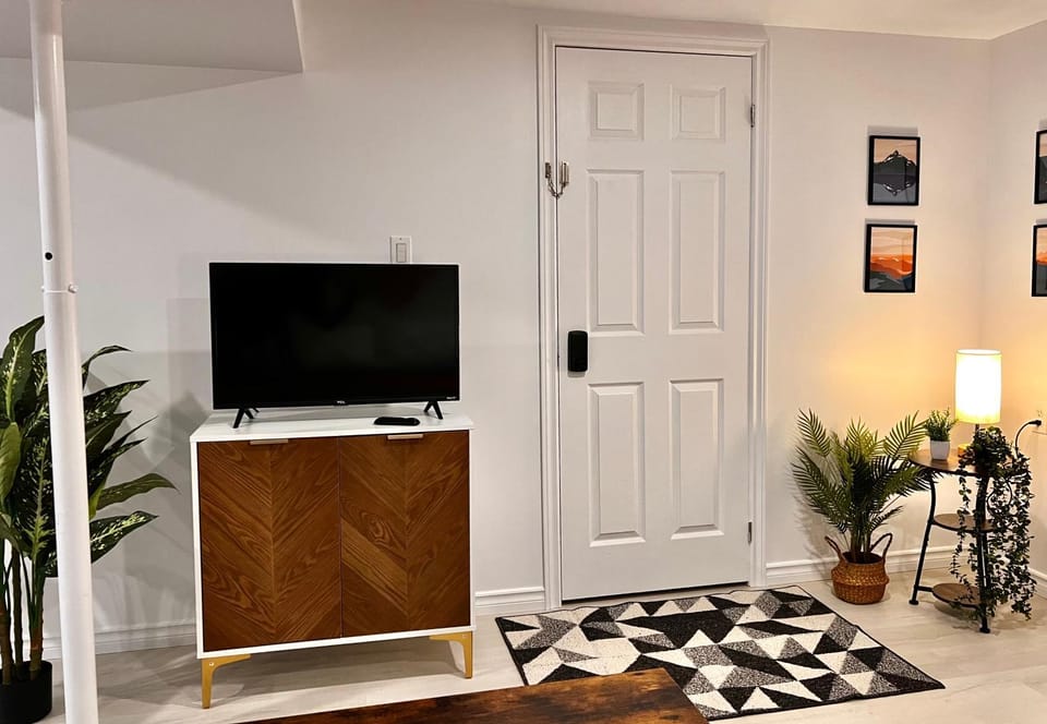 TV and multimedia, Living room, Seating area, Bedroom