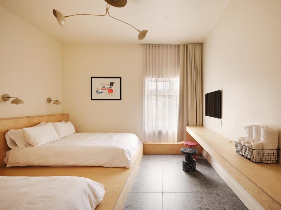 Bed, TV and multimedia, Photo of the whole room, Seating area, Bedroom, Mountain view, towels