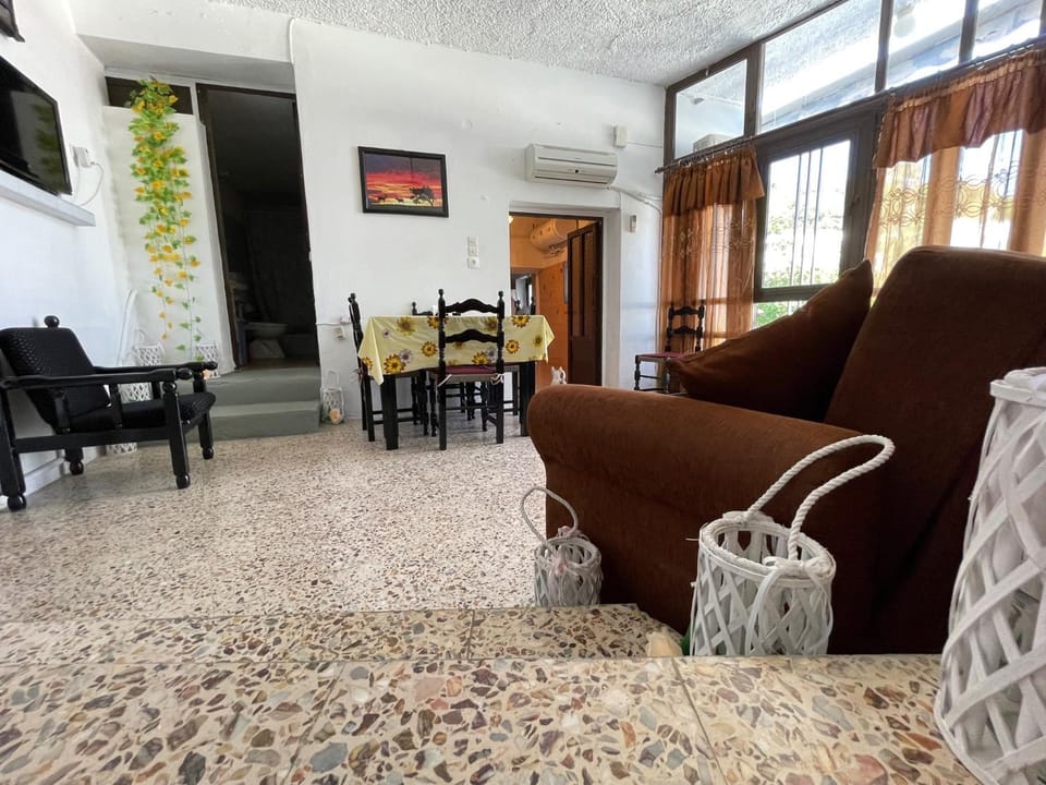 TV and multimedia, Living room, Seating area, Dining area, air conditioner