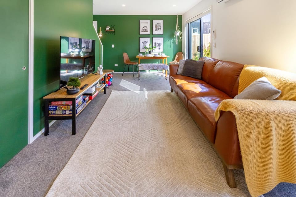 Garden, TV and multimedia, View (from property/room), Living room, Photo of the whole room, Decorative detail, Seating area, Dining area, air conditioner