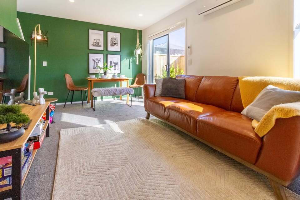 Garden, TV and multimedia, View (from property/room), Living room, Photo of the whole room, Decorative detail, Seating area, Dining area, air conditioner