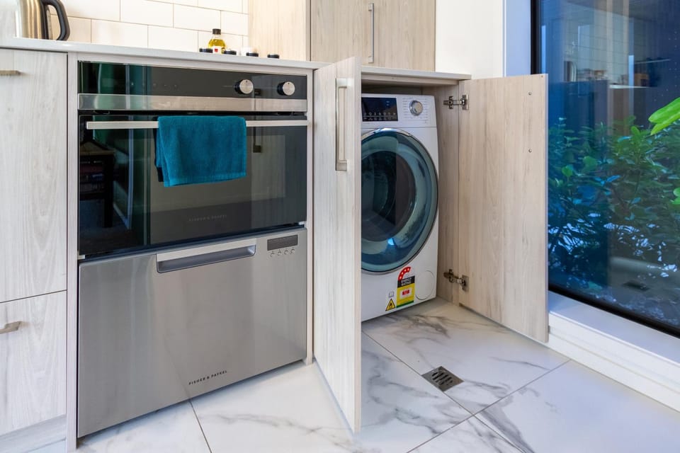 Kitchen or kitchenette, hair dresser, oven, pet friendly, washing machine, dryer