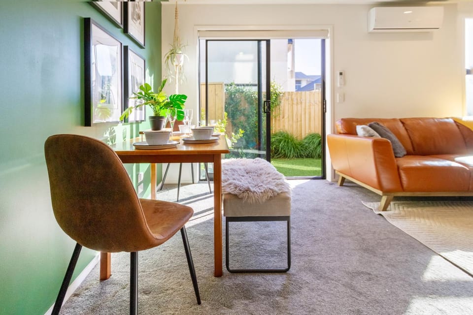 Garden, TV and multimedia, View (from property/room), Living room, Photo of the whole room, Decorative detail, Seating area, Dining area, air conditioner