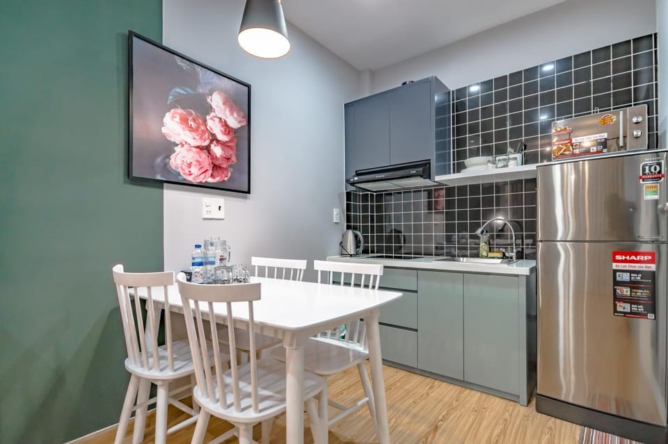 Coffee/tea facilities, Kitchen or kitchenette, Dining area, stove