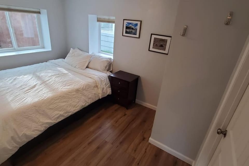 Luxury DT Cottage - Free Parking - Self Check-In House in Anchorage