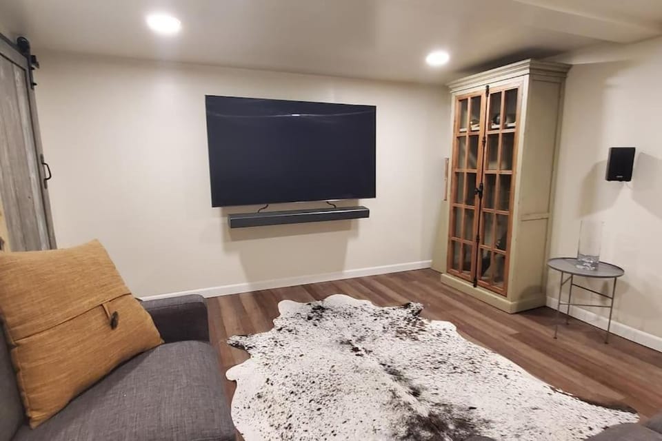 Luxury DT Cottage - Free Parking - Self Check-In House in Anchorage
