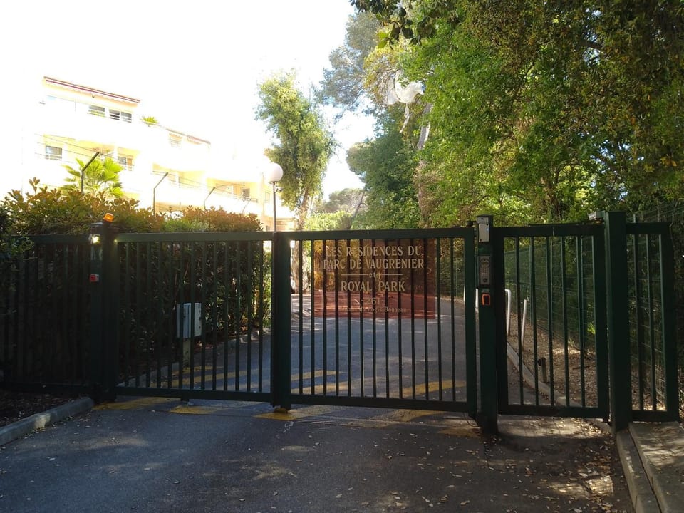 Grand Studio Parc de Vaugrenier - Climatiseur - Terrasse - Piscine Apartment in Villeneuve-Loubet