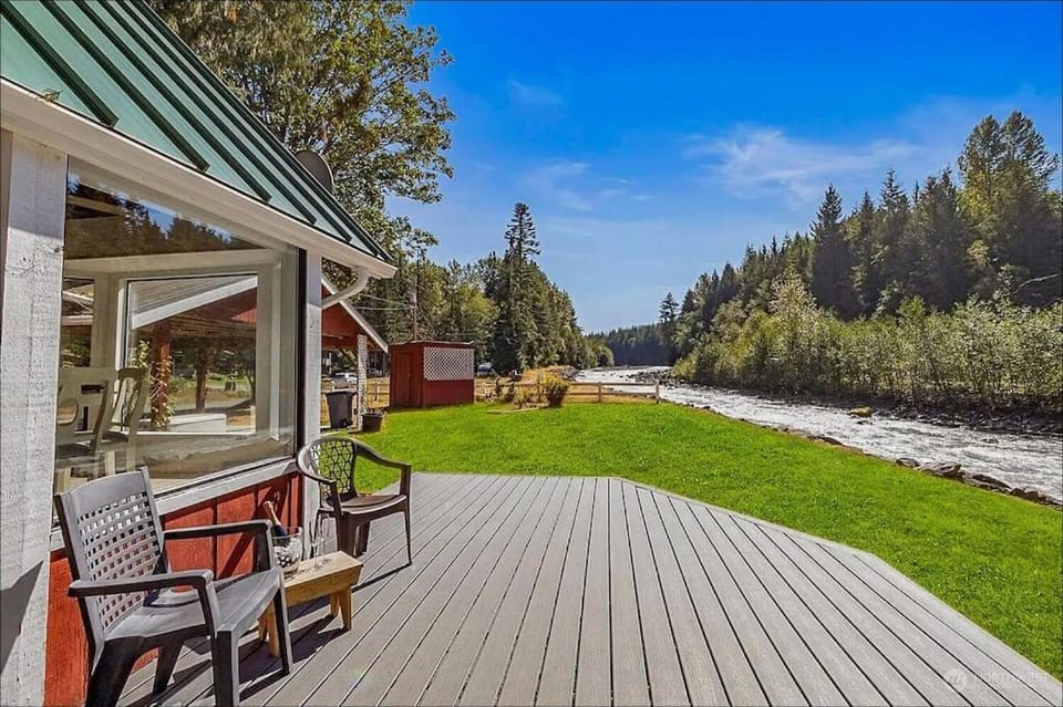 Riverside cabin near Mount Rainier with hot tub Cabin in Greenwater