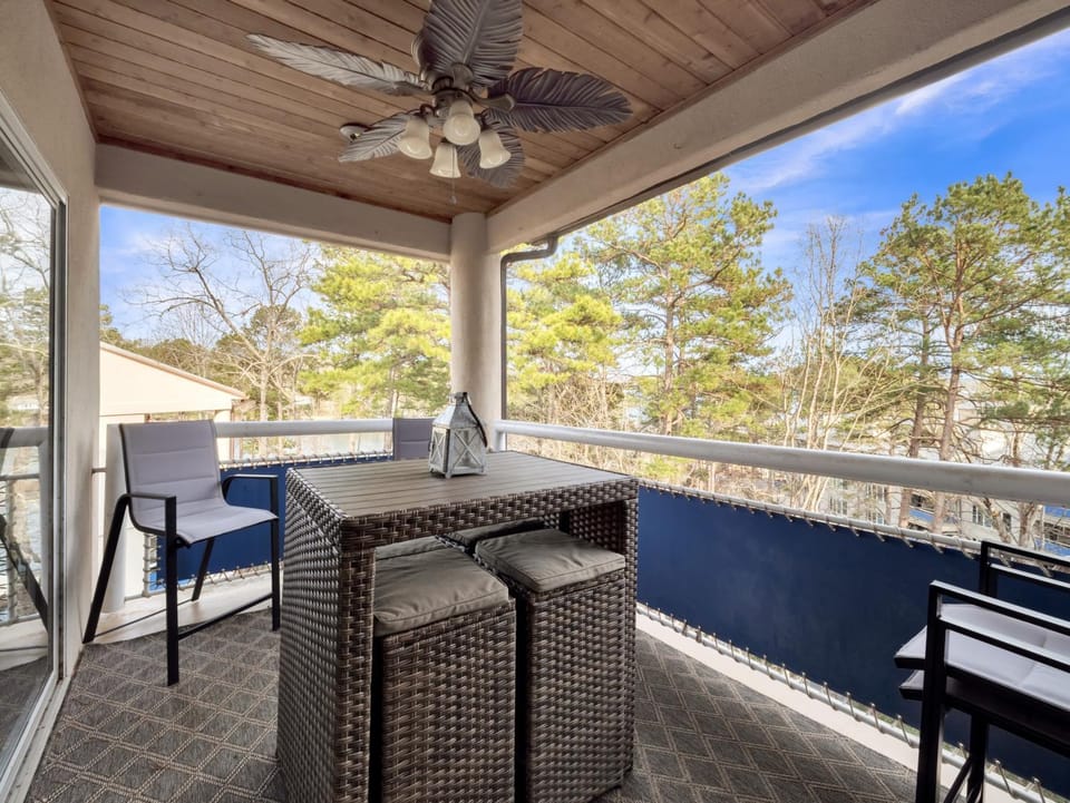 Lake side Keowee Condo with Amenities, 12 m Clemson Apartment in Lake Keowee