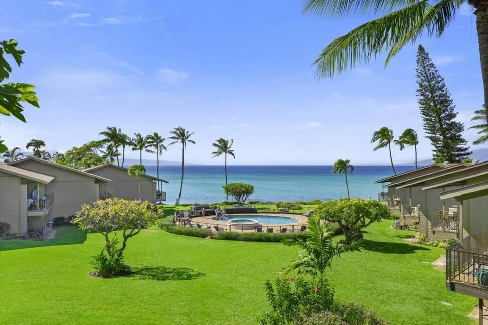 Oceanside-Spectacular View and Poolside Oasis House in Napili-Honokowai