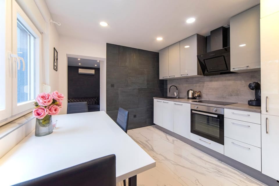Kitchen or kitchenette, Dining area, stove