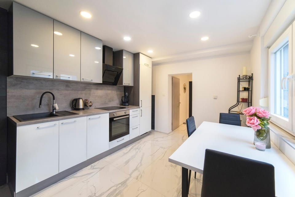 Kitchen or kitchenette, Dining area, oven, stove