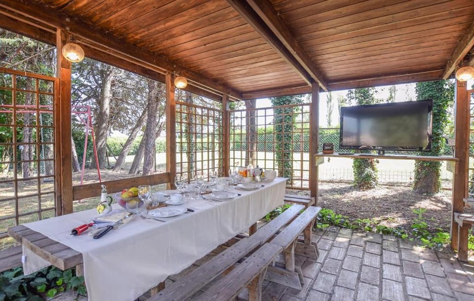 Patio, Communal lounge/ TV room, Garden, TV and multimedia, Dining area, Garden view