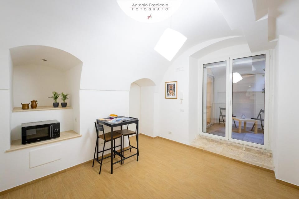 Kitchen or kitchenette, Dining area, minibar
