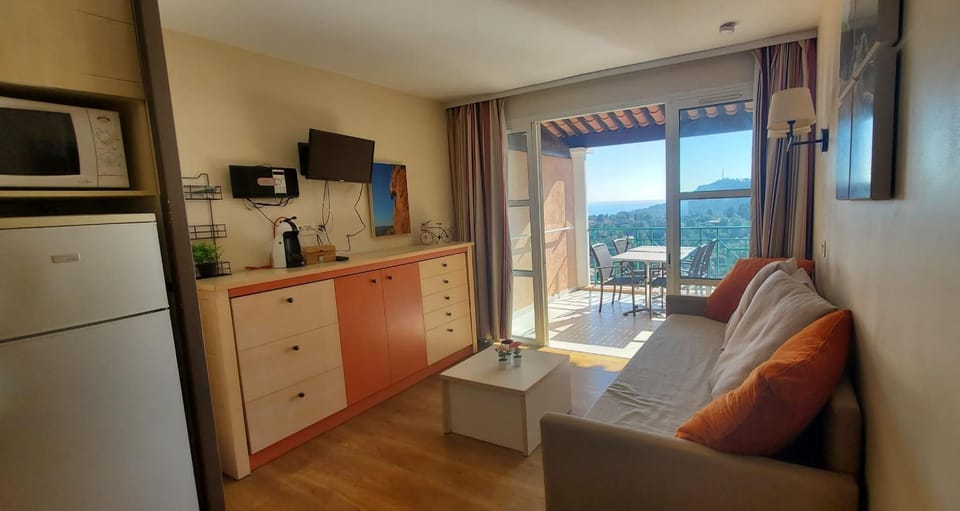 Comfortable nest with pool and sea view Apartment in Saint-Raphael