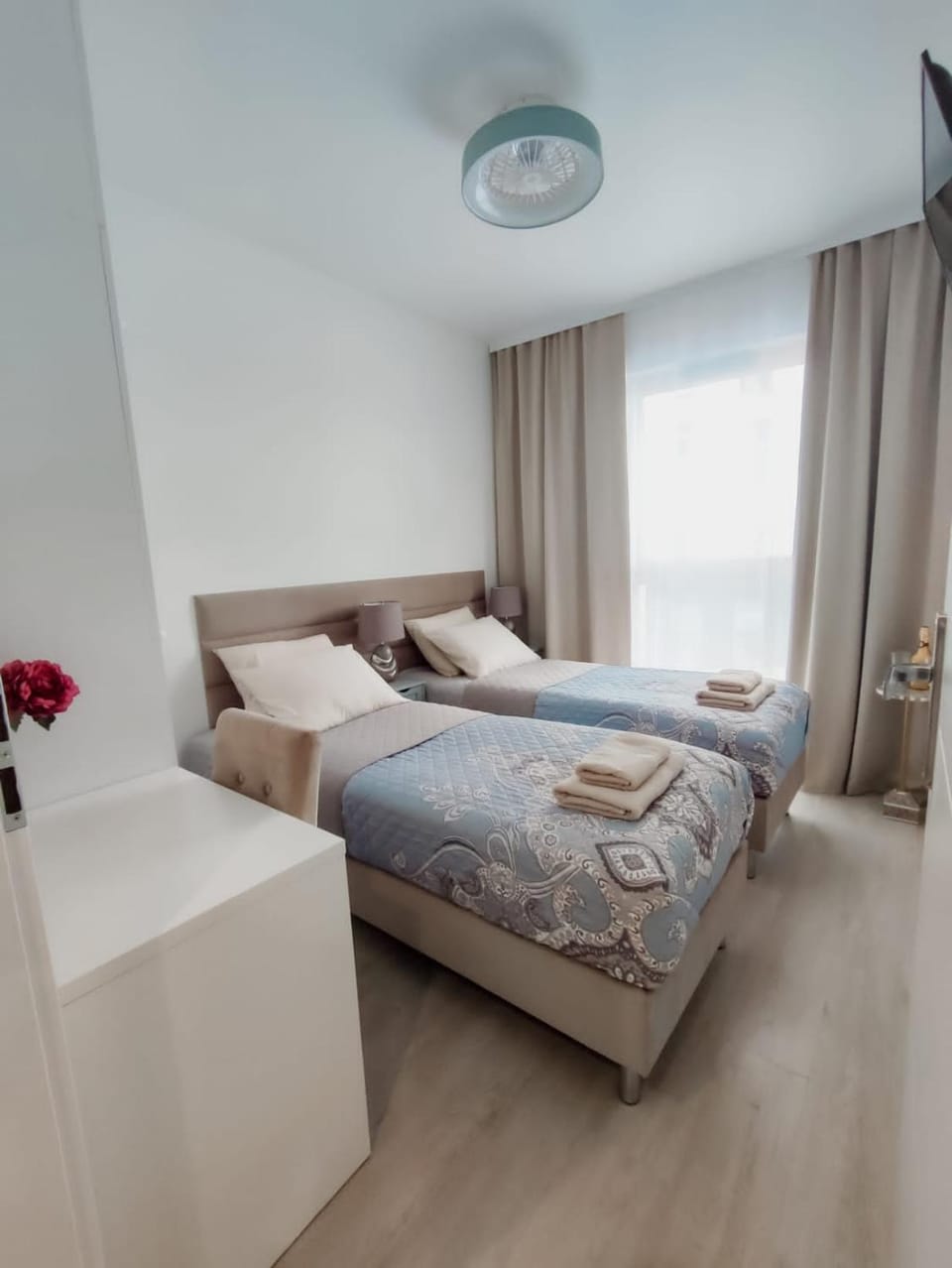 Bed, TV and multimedia, Bedroom, towels