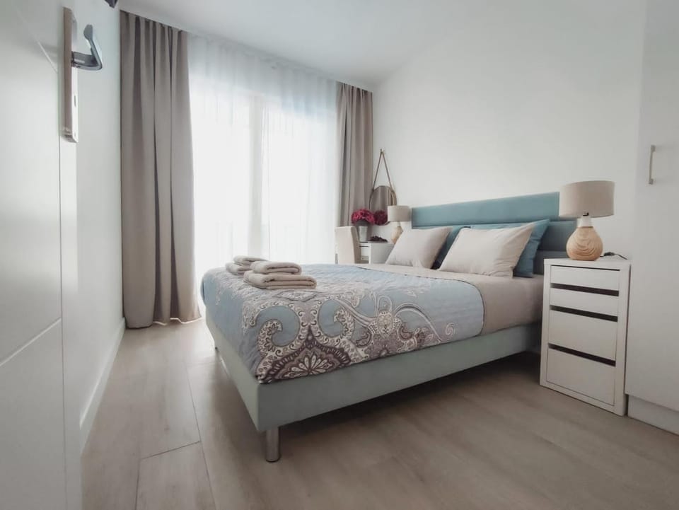 Bed, TV and multimedia, Balcony/Terrace, Photo of the whole room, Bedroom, towels