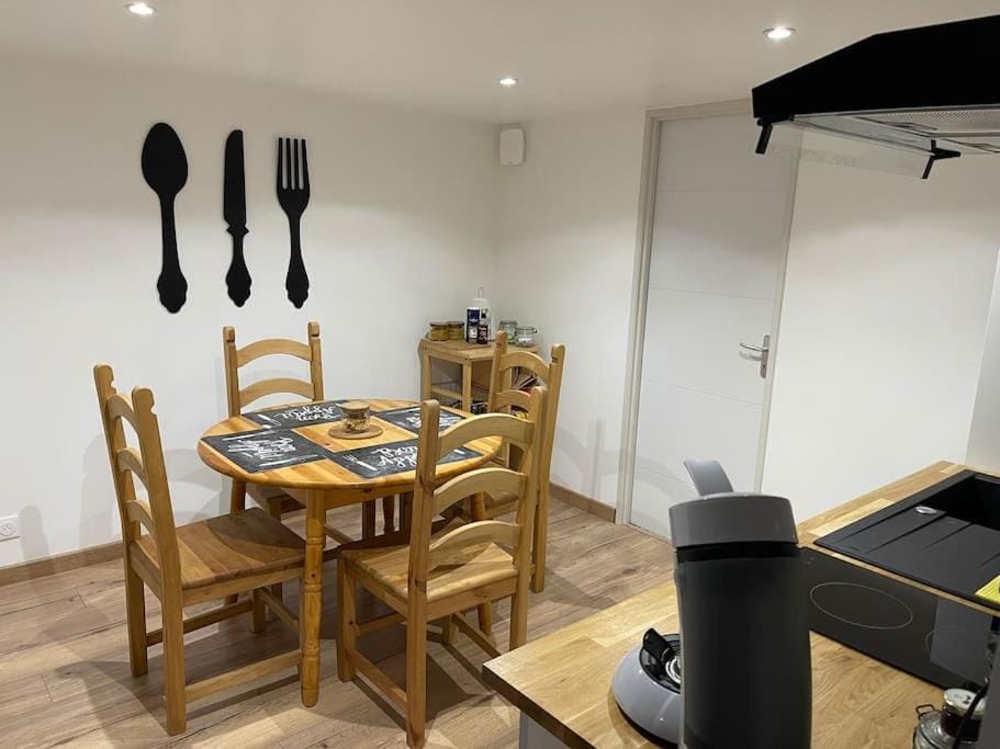 Kitchen or kitchenette, Dining area