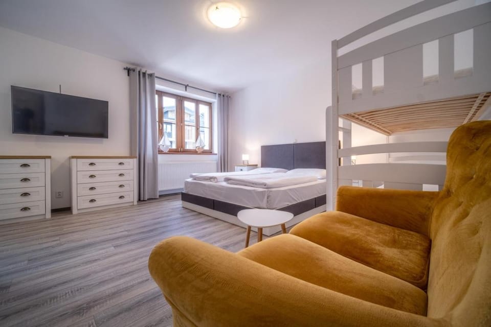 Bed, TV and multimedia, Living room, Photo of the whole room, Seating area, Evening entertainment, Bedroom