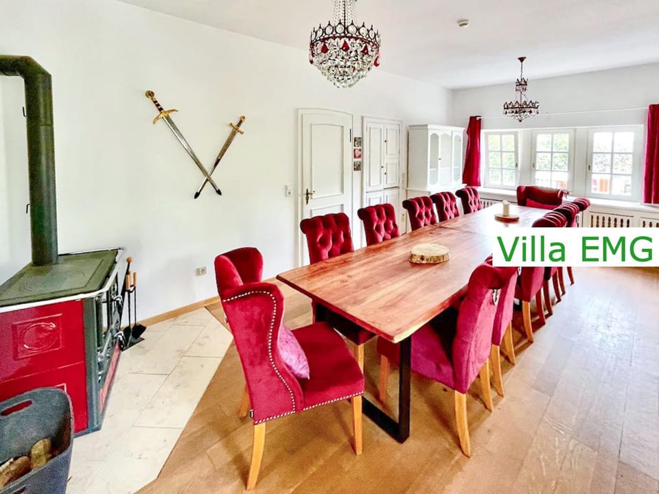 Decorative detail, Seating area, Dining area, fireplace