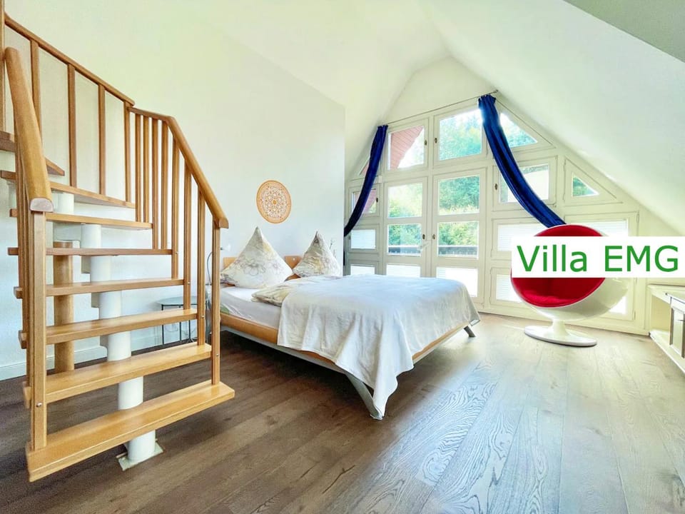 Bed, Photo of the whole room, Decorative detail, Garden view
