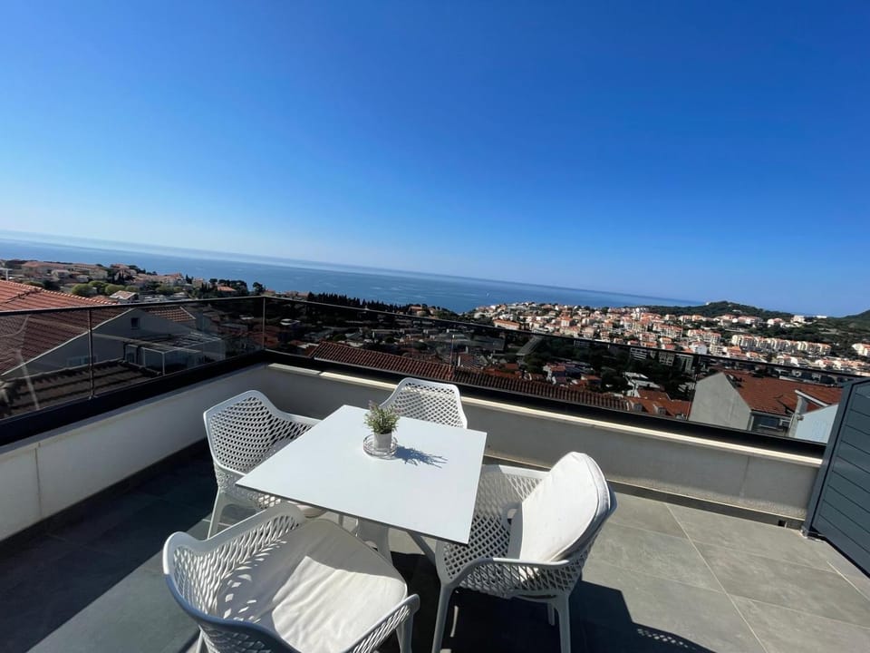 Natural landscape, Balcony/Terrace, City view