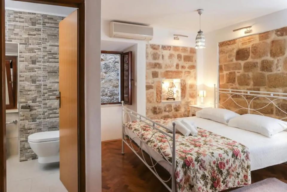 Bed, Bathroom