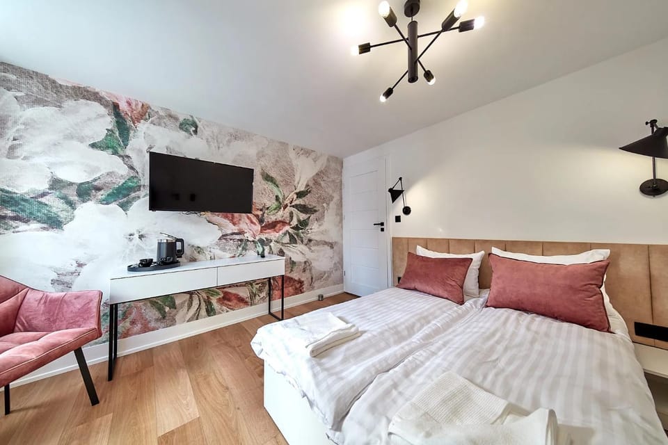 Bed, Photo of the whole room, Seating area, Bedroom