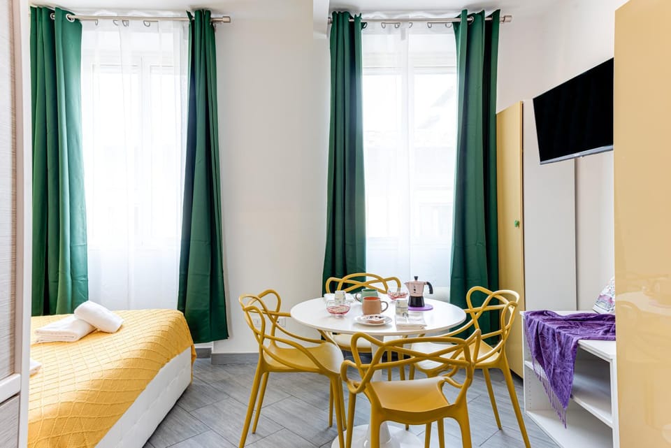 Bed, Living room, Photo of the whole room, Dining area, Bedroom