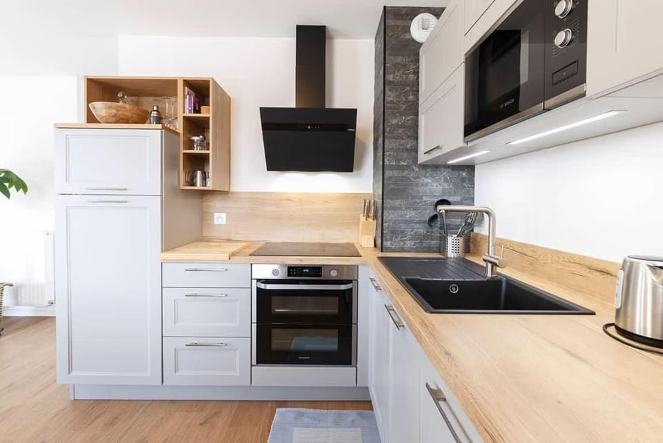 Coffee/tea facilities, Kitchen or kitchenette, dishwasher, oven, stove, toaster