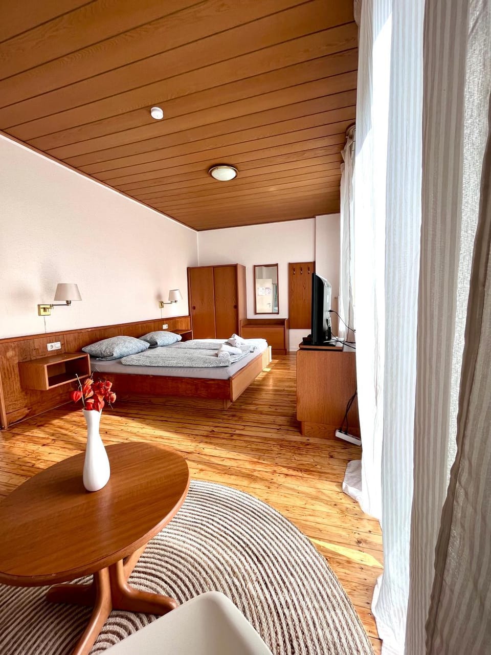 Bed, Photo of the whole room, Seating area