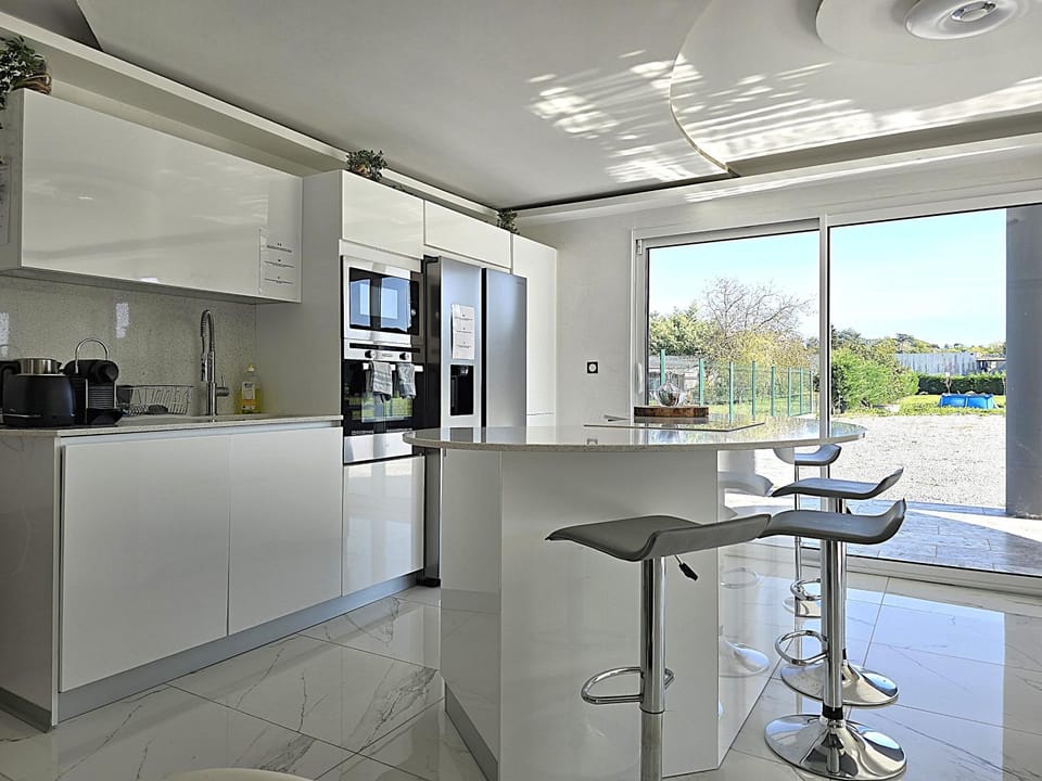 Coffee/tea facilities, Kitchen or kitchenette, Dining area, dishwasher, oven, stove