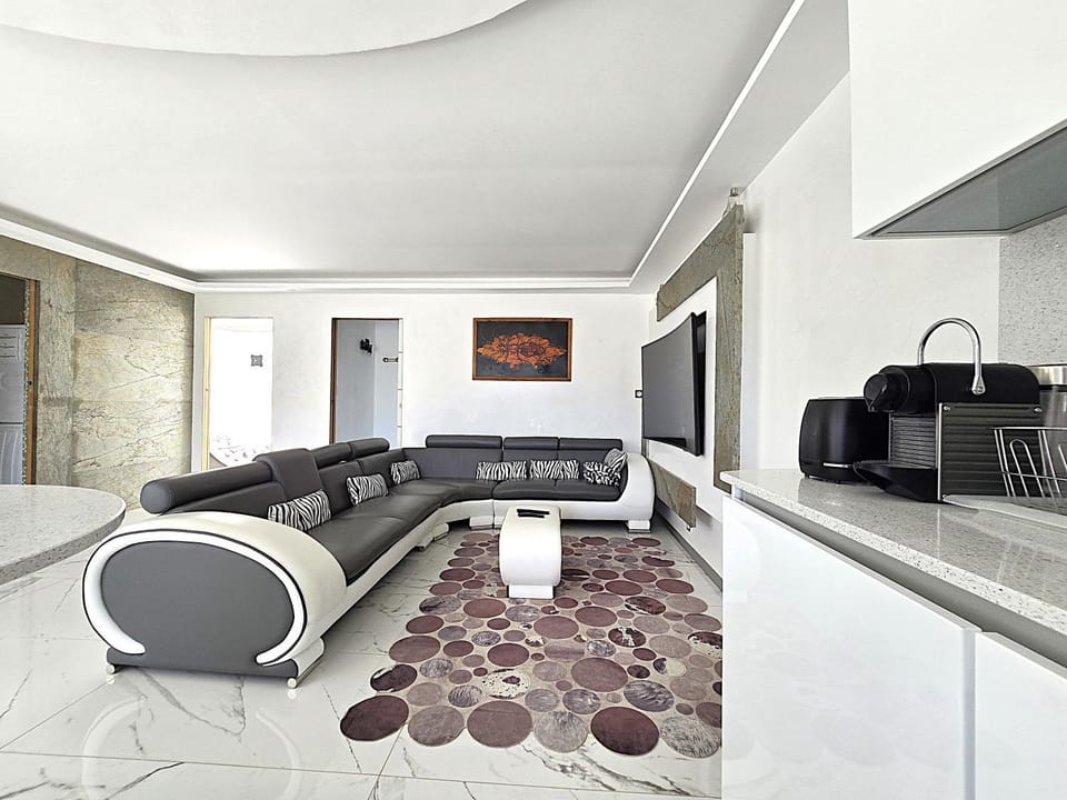 TV and multimedia, Kitchen or kitchenette, Living room, Seating area, Dining area