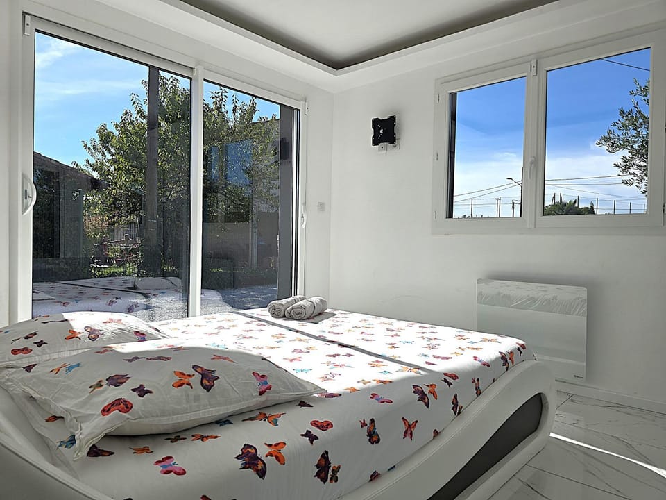 Bed, Photo of the whole room, Bedroom, towels