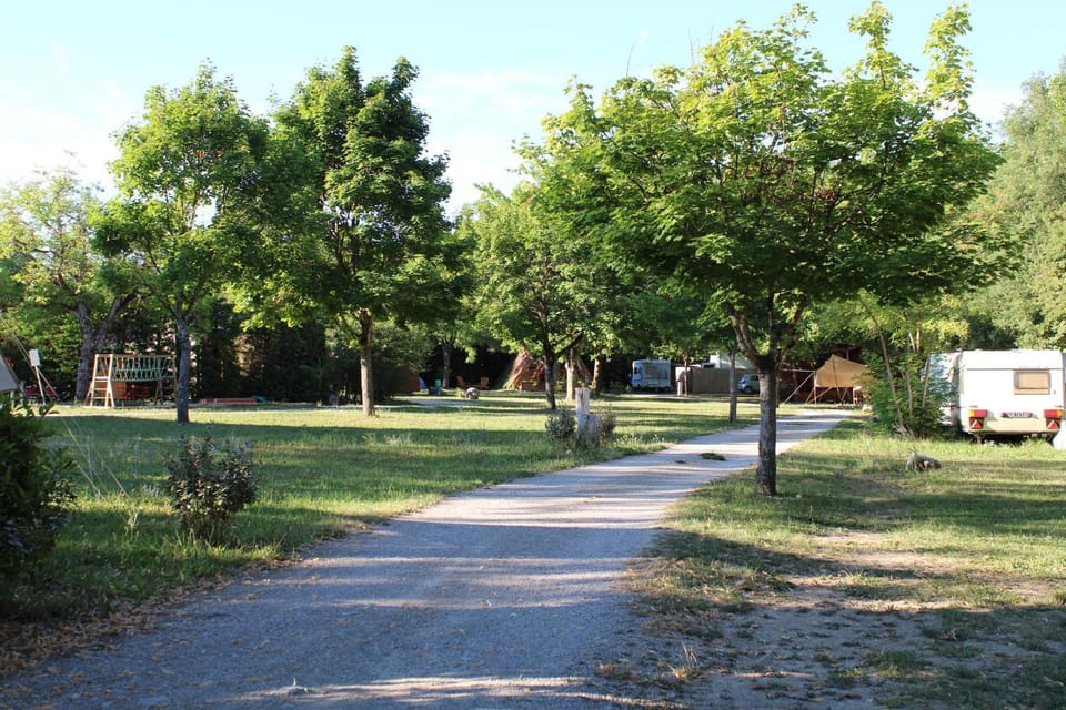 Habitat Créateur - Hébergements insolites au camping municipal "Les Ecureuils" Campground/ 
RV Resort in Provence-Alpes-Côte d'Azur