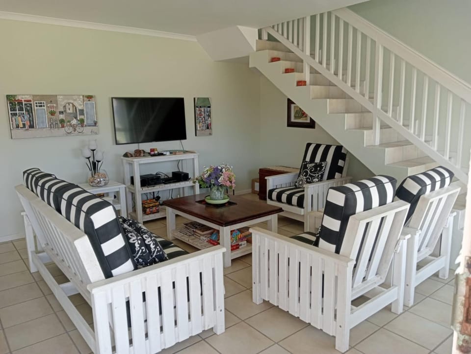 Communal lounge/ TV room, TV and multimedia, Living room, Seating area
