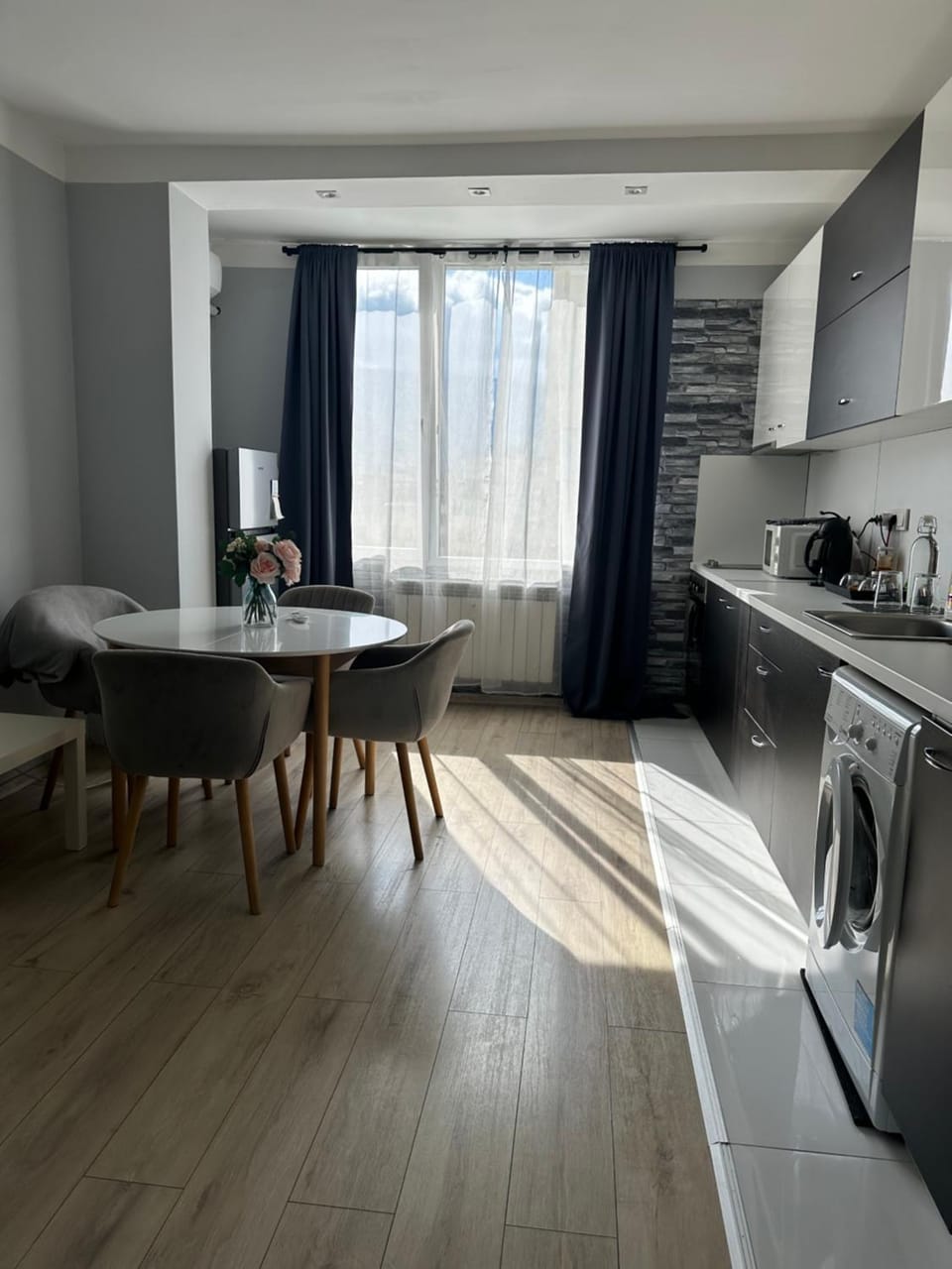 Rose apt South Park - Free Public Parking, Mountain View, self check-in, near metro, stores, family-friendly Apartment in Sofia