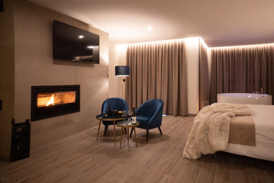 TV and multimedia, Seating area, Bedroom