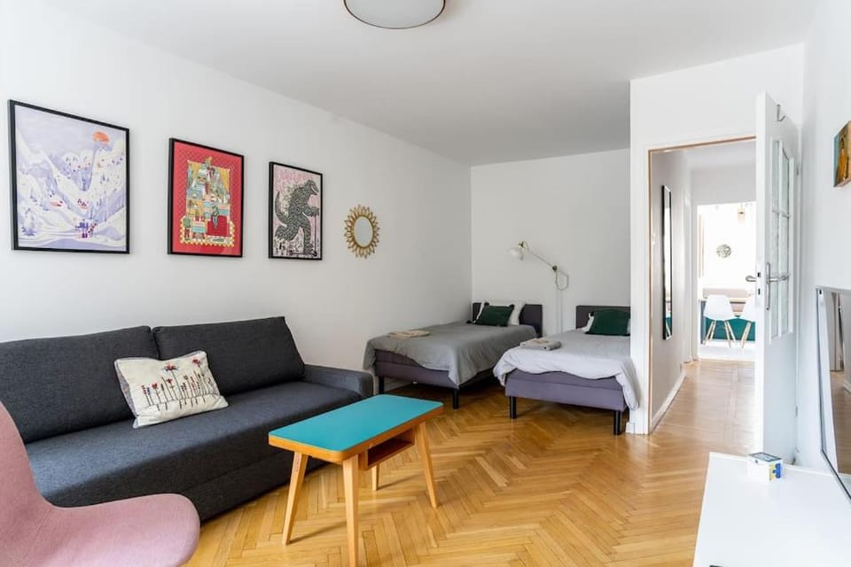 Bed, Seating area