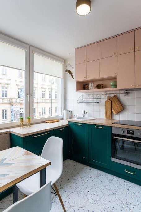 Kitchen or kitchenette, Dining area, stove