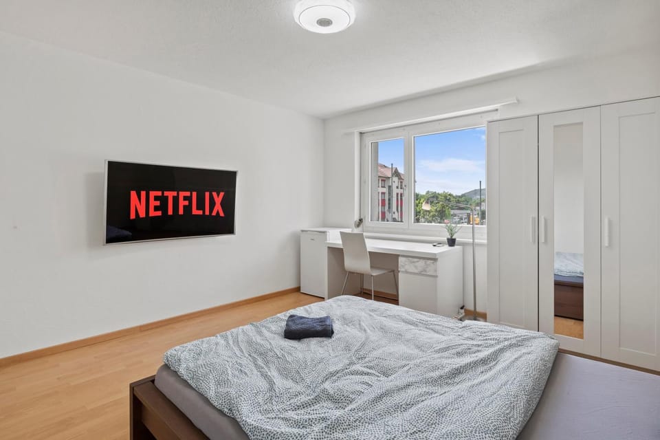 Photo of the whole room, Bedroom, towels