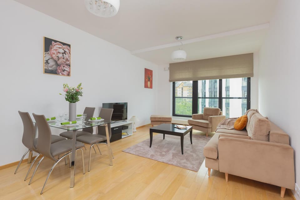 Communal lounge/ TV room, TV and multimedia, Living room, Seating area, Dining area