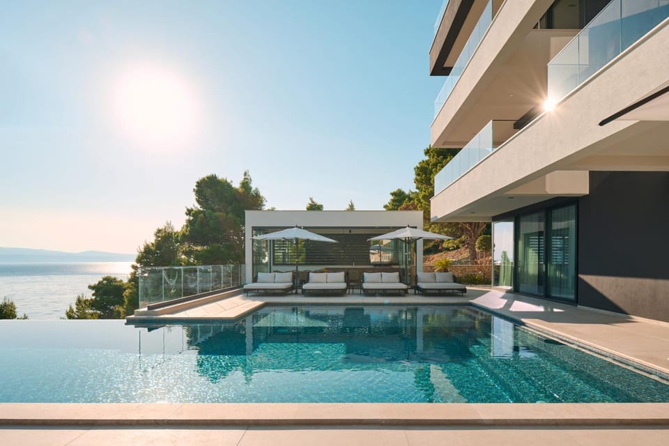 Property building, Day, Pool view, Swimming pool, sunbed
