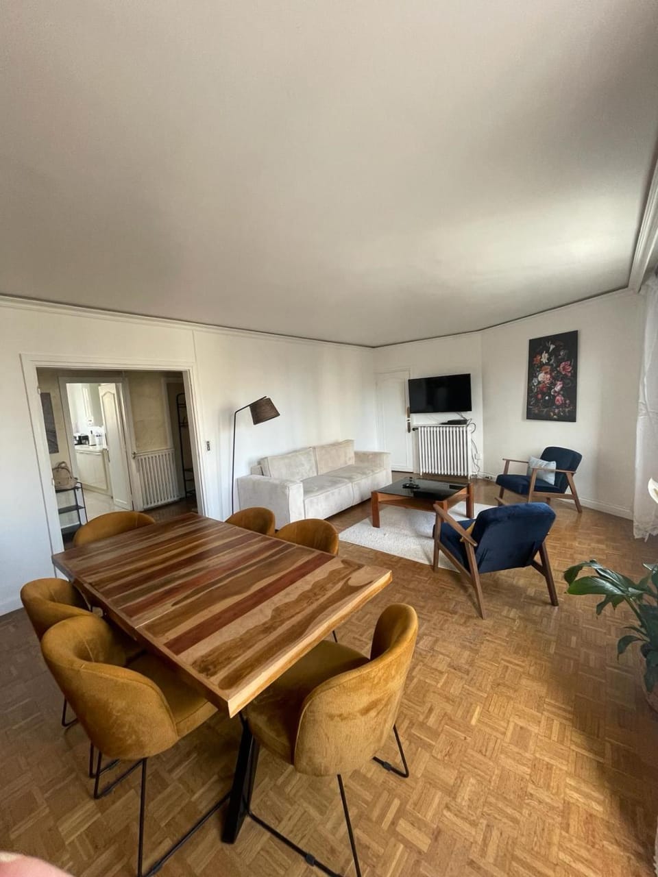 TV and multimedia, Living room, Seating area, Dining area