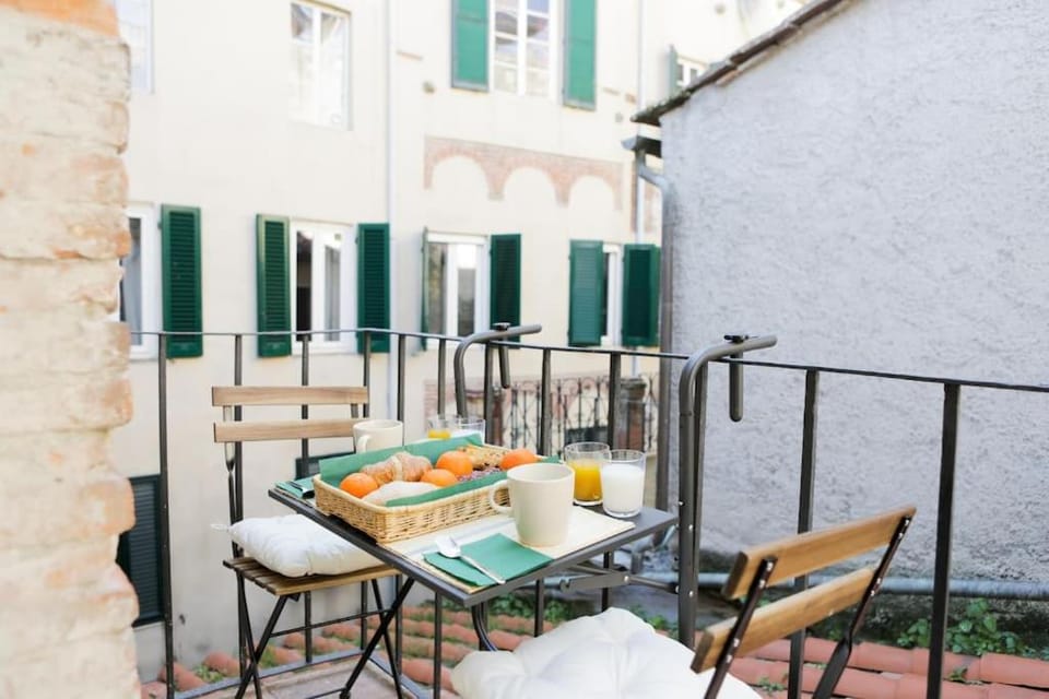 Property building, Patio, Day, View (from property/room), Balcony/Terrace, Balcony/Terrace, Food and drinks, Banquet/Function facilities, Dining area, Food