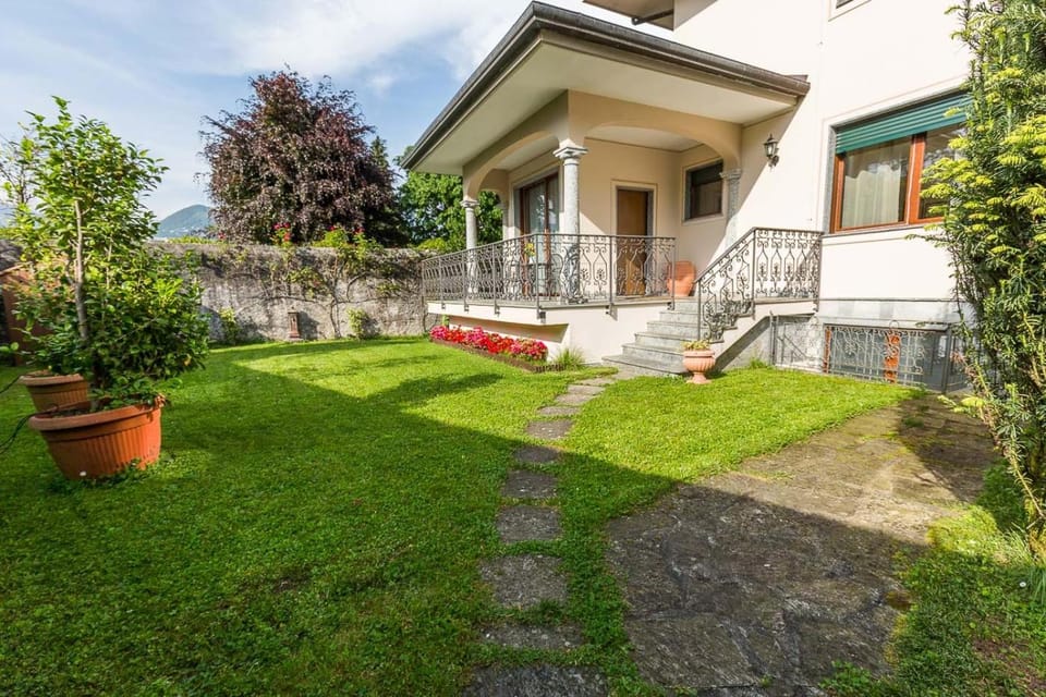 Property building, Patio, Facade/entrance, Spring, Garden, Balcony/Terrace, Floor plan, Dining area, Garden view