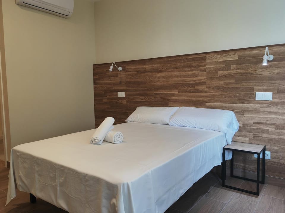 Shower, Bed, TV and multimedia, Photo of the whole room, Bedroom, Public Bath, towels, kitchen, air conditioner